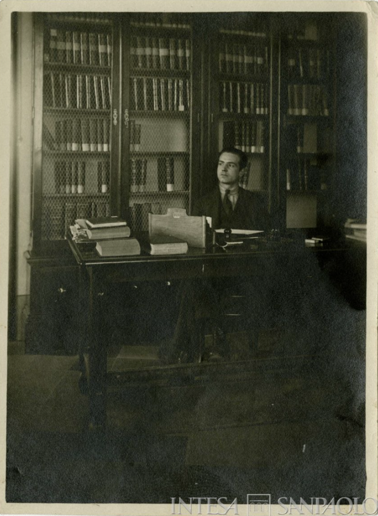 Raffaele Mattioli seduto alla scrivania della redazione della "Rivista Bancaria", fine 1920 (Fonte Archivio Storico Intesa Sanpaolo)