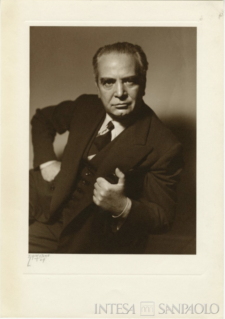 Mattioli Raffaele ritratto in studio fotografico negli USA, anni 1950 (Fonte Archivio storico Intesa Sanpaolo)